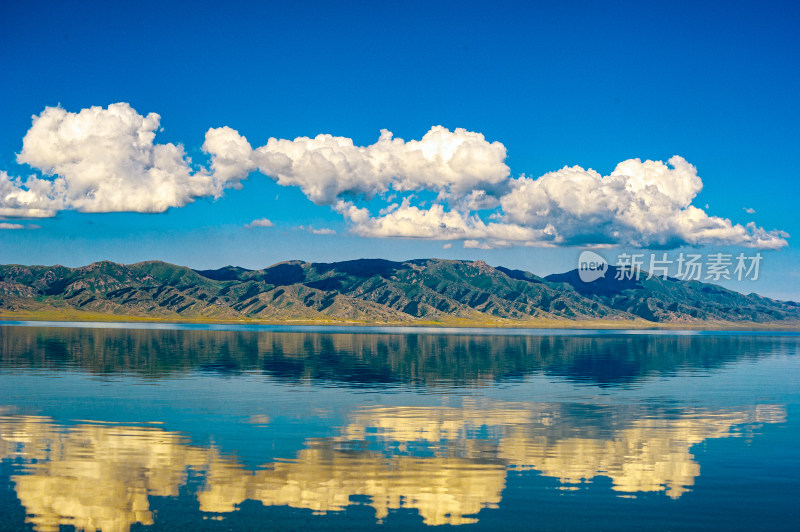 蓝天白云湖畔美景