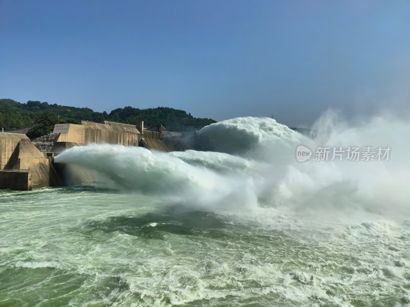 大坝泄洪壮观景象-小浪底