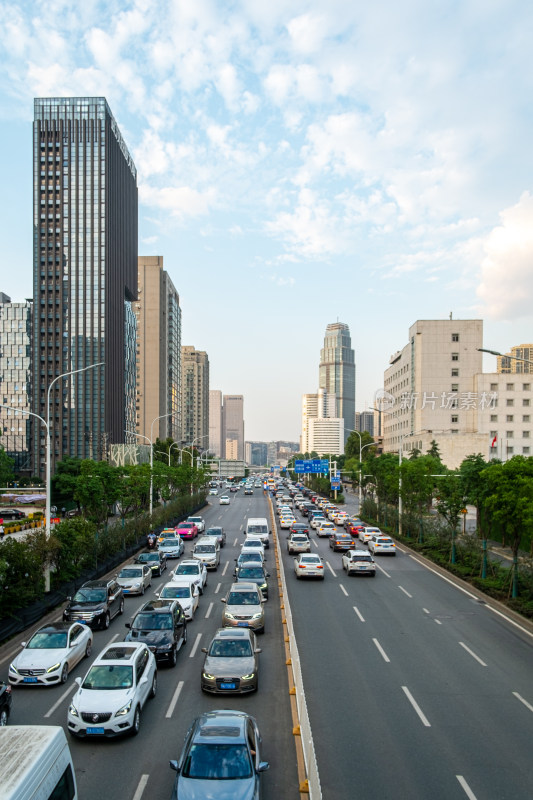 车水马龙的城市道路及周边林立的高楼