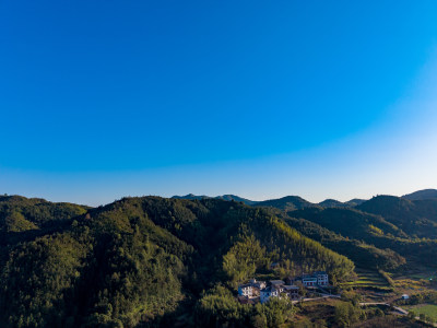 大山农村房屋公路航拍图