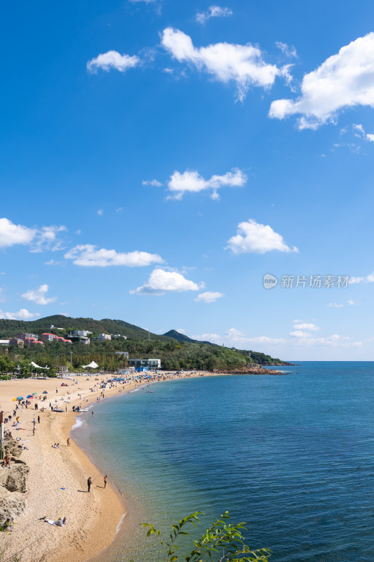 蓝天白云下的大连傅家庄公园海滨浴场