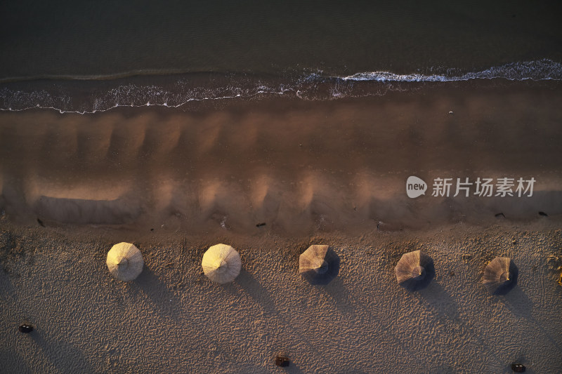 清晨无人的沙滩