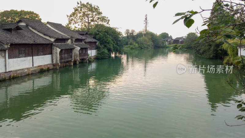 水乡河畔传统民居风景