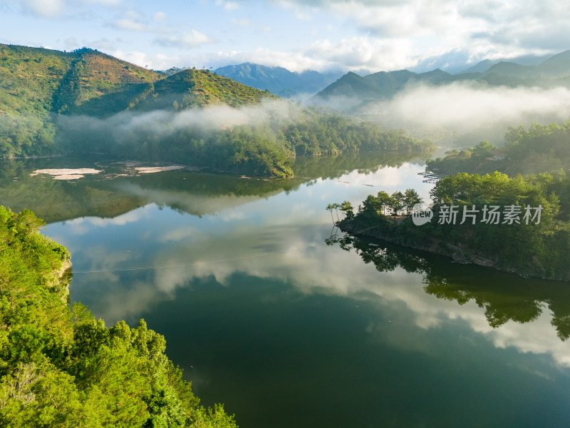 森林水库航拍云海