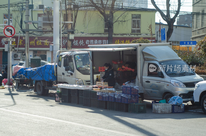 街道边的水果摊货车