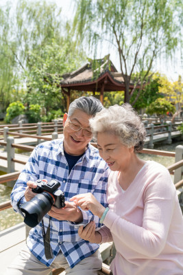 老年夫妻旅游