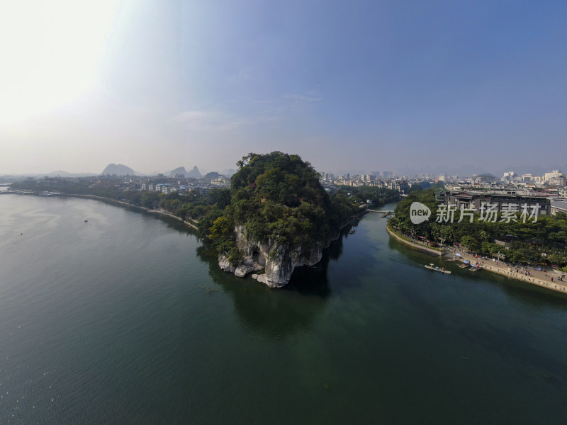 广西桂林漓江象鼻山全景图