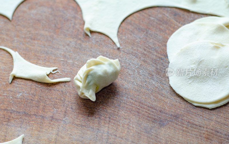 案板上的饺子皮和饺子