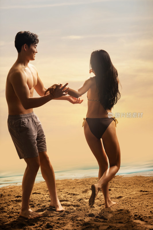 青年情侣在沙滩上手牵手