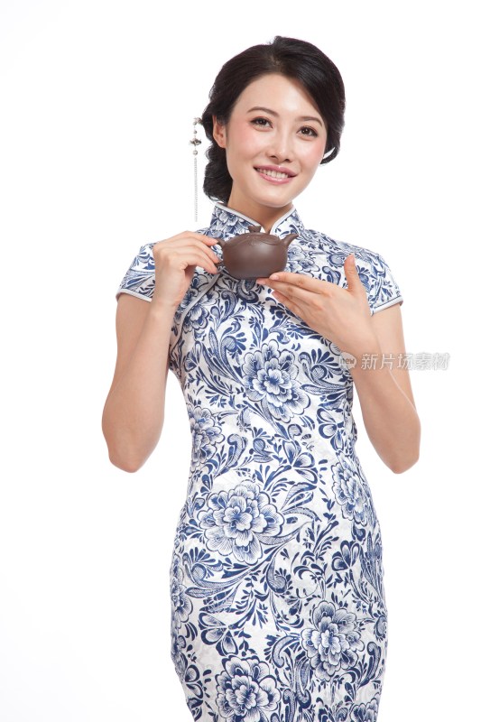 棚拍身穿中国传统服装的年轻女人端茶