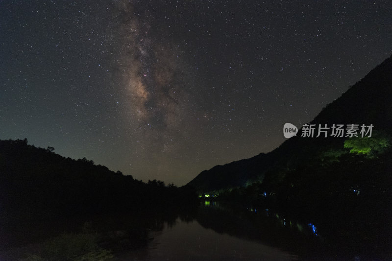 山间夜空的璀璨星河全景