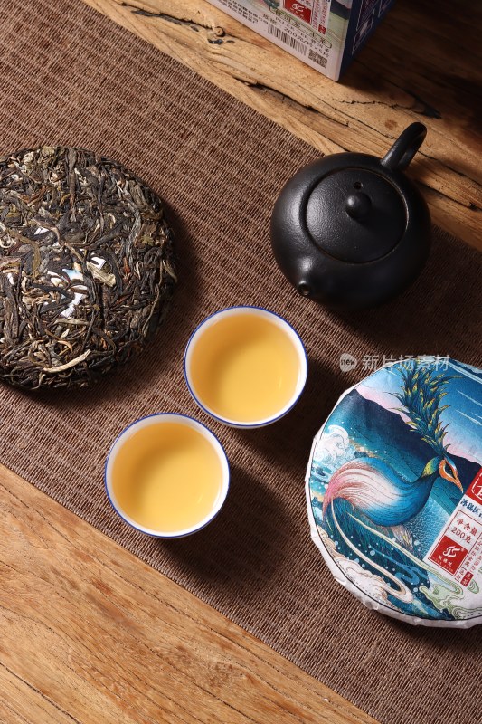 孔珍藏孔雀图案普洱茶饼