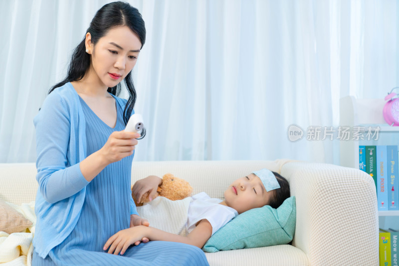 母亲照顾生病的女儿