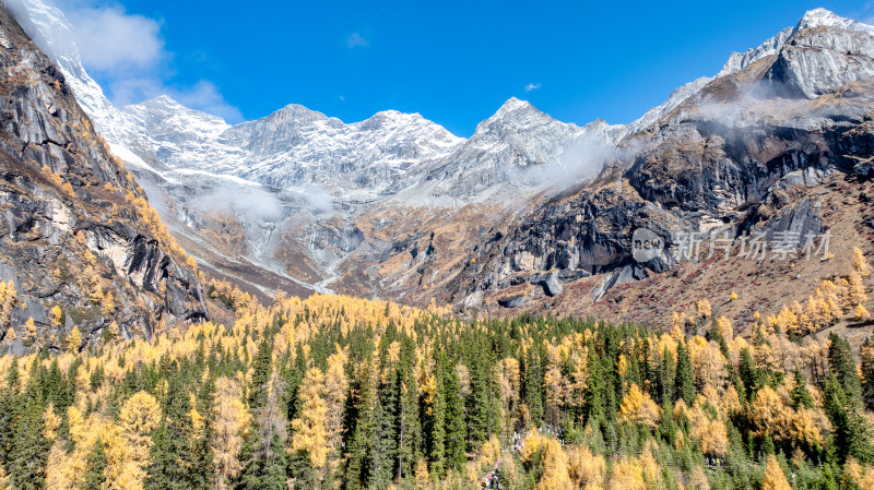 四川四姑娘山双桥沟景区秋天的雪山美景