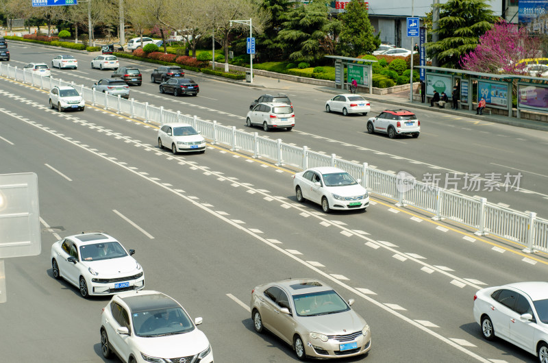 青岛一处城市道路车汽车往来