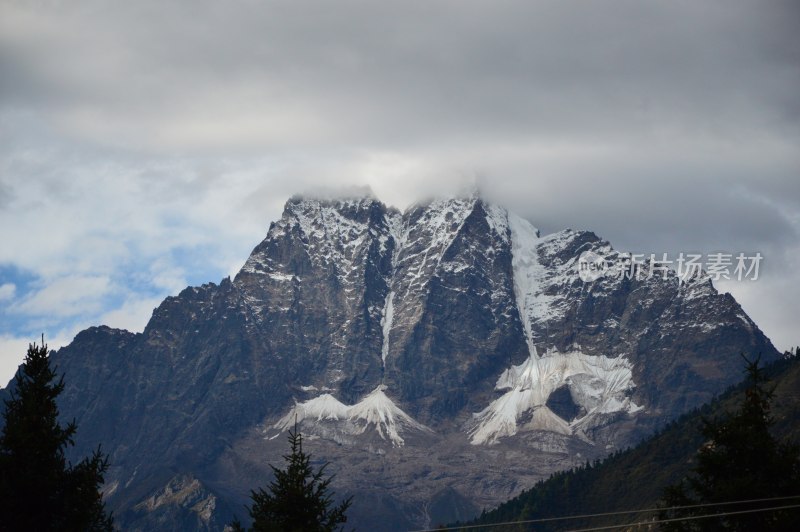 巴松措的雪山和湖泊