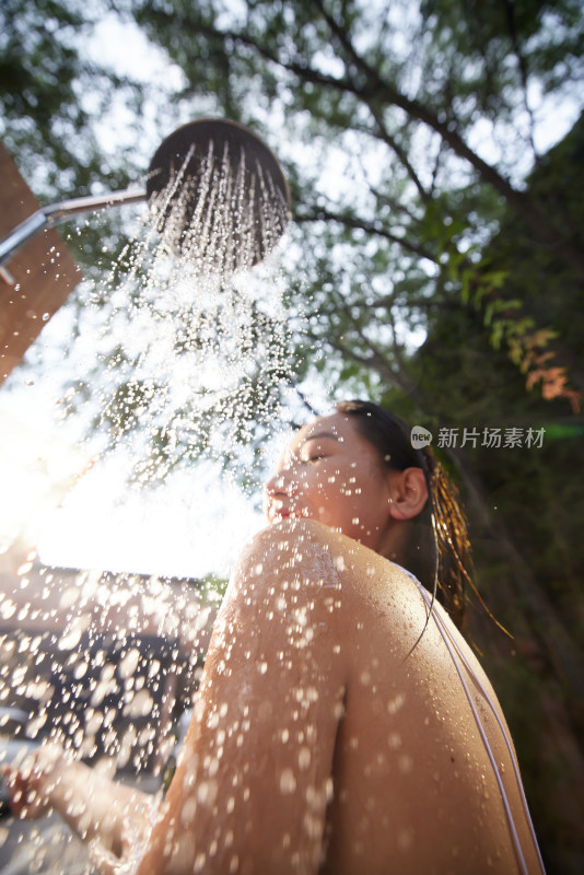 年轻女人沐浴