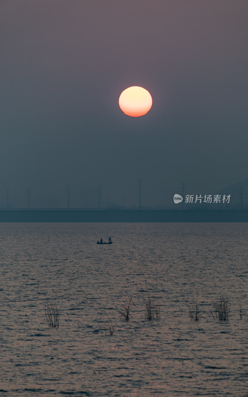 山东济宁邹城孟子湖湖面日落景观