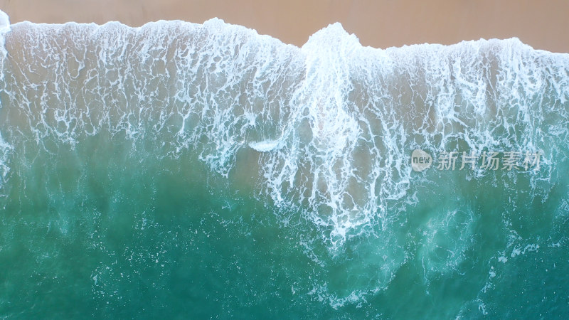 海浪俯拍沙滩大海航拍海滩唯美海边蓝色海水