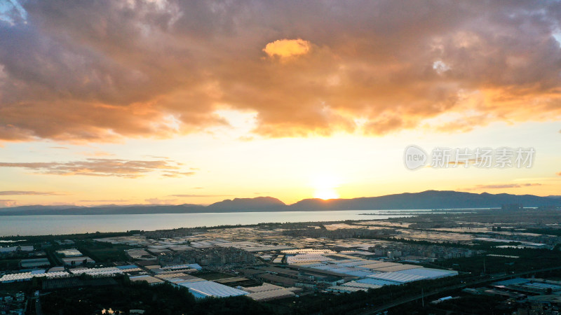 城市天际线下的夕阳余晖