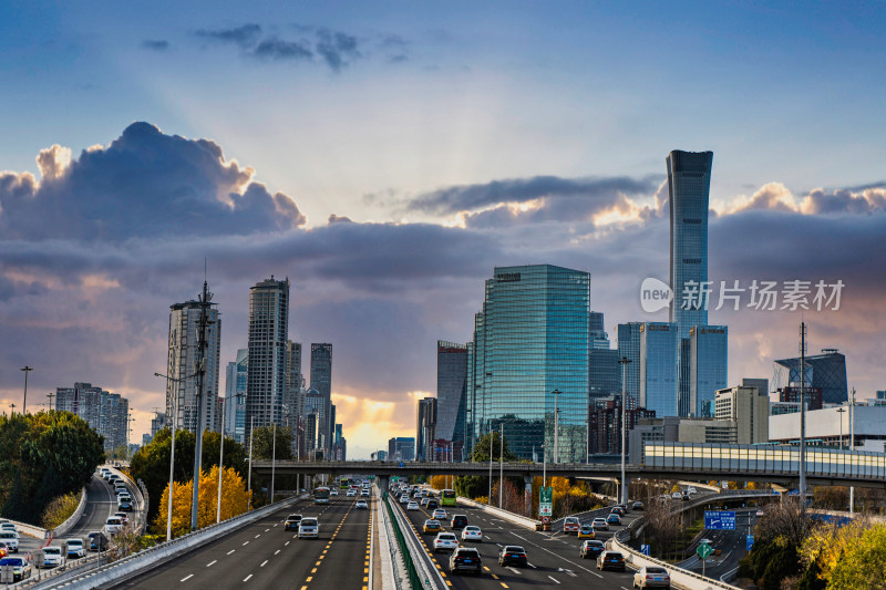 北京CBD建筑车流马路夕阳凌晨彩云