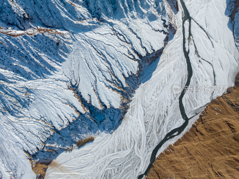 航拍新疆冬季安集海大峡谷雪景雪山山脉河流