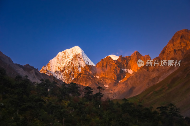 雪山日照金山自然风景