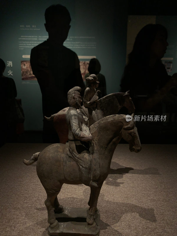 博物馆内古代骑马陶俑展品