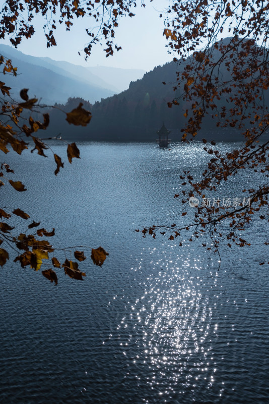 秋天早晨的江西庐山芦林湖