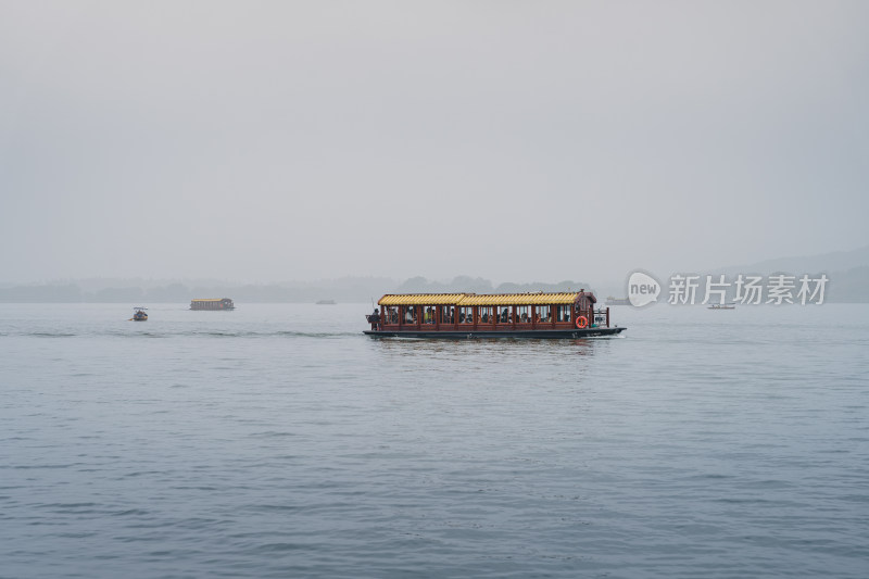 烟雨中的杭州西湖游船