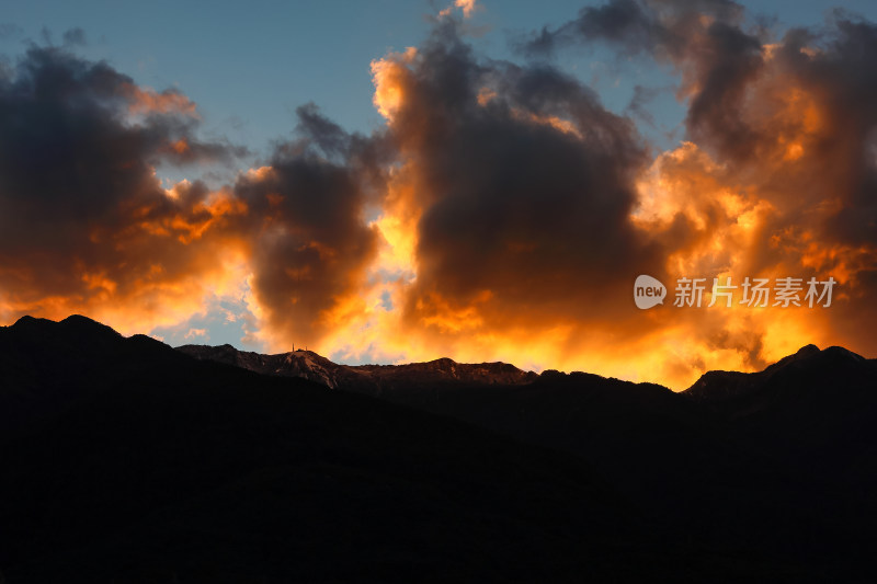 霞光映照下的神秘苍山