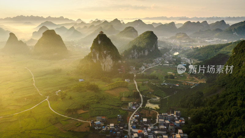 山间晨雾中的村庄与蜿蜒小路