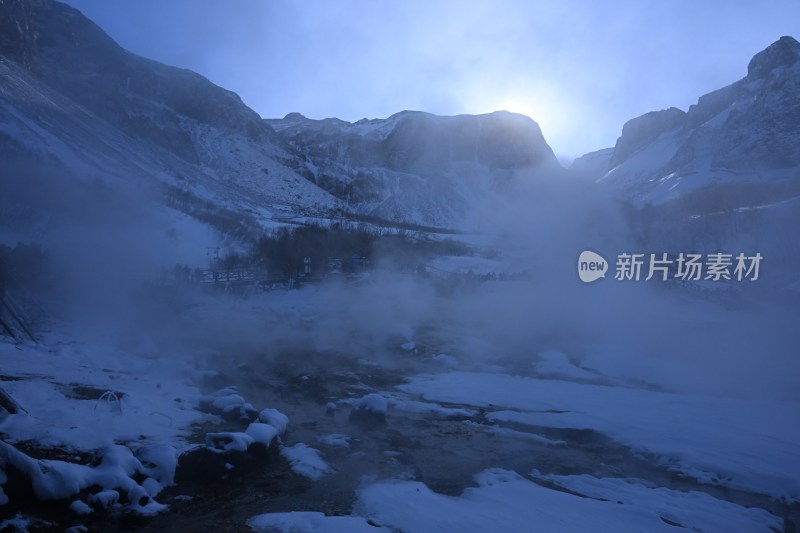 雪山景观，山间弥漫着白色雾气