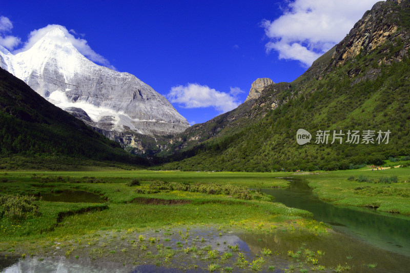 稻城亚丁央迈勇雪山