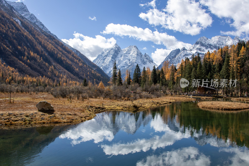 川西秋色，四姑娘山双桥沟雪山湖泊森林倒影