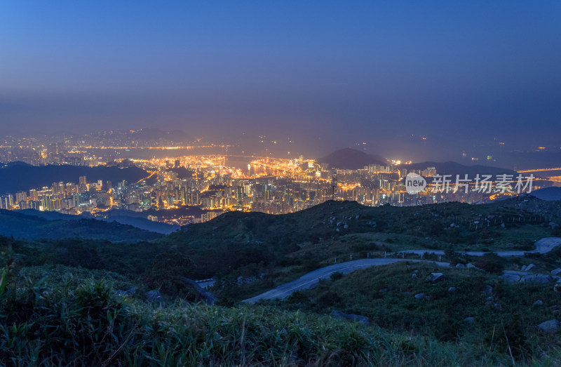 香港大帽山俯瞰海港海湾繁华城市夜景灯光