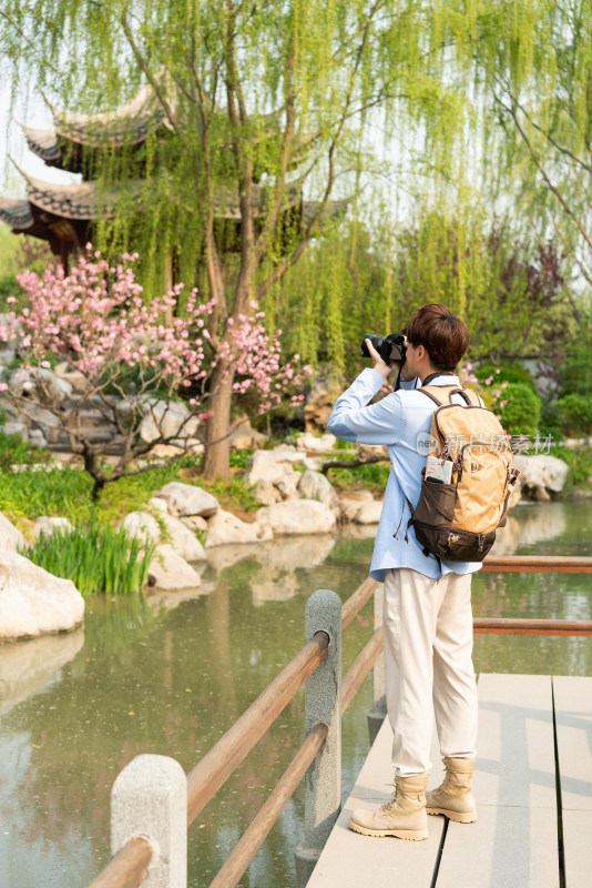 年轻男子旅游