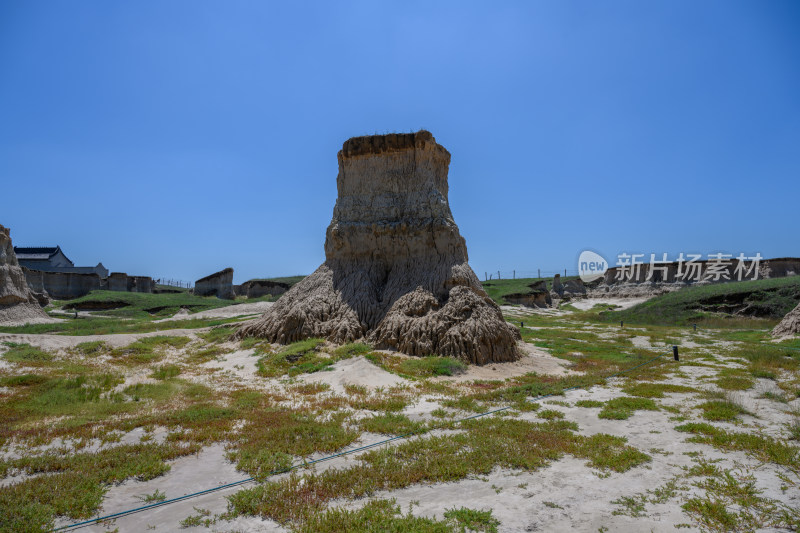 烈日下的山西省大同市土林地貌风光