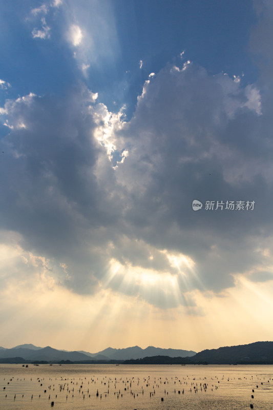 杭州西湖湖面上夕阳无限好