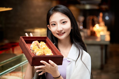 在星级酒店自助餐厅用餐的可爱中国少女