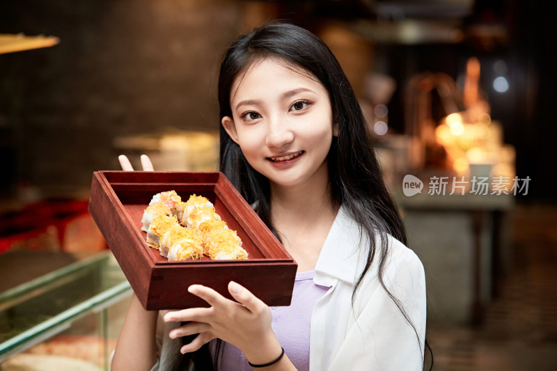 在星级酒店自助餐厅用餐的可爱中国少女