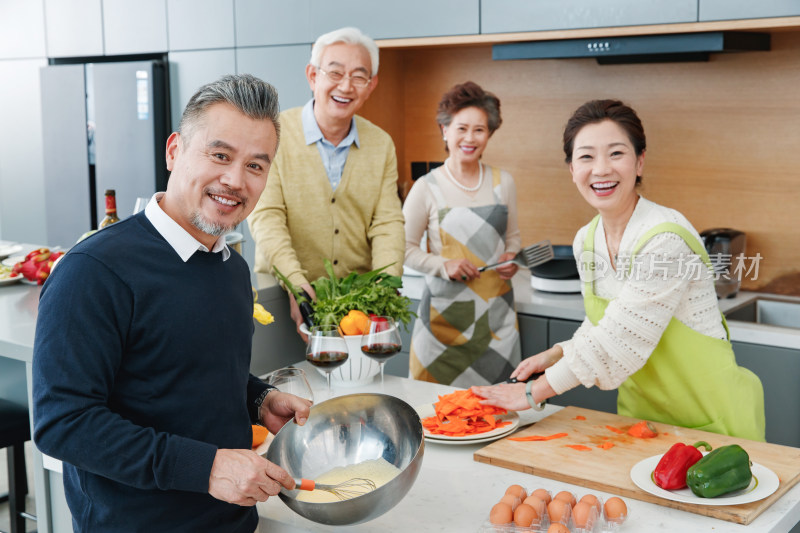 中老年人在厨房做饭