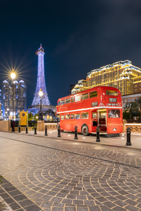 澳门夜景中的红色双层巴士