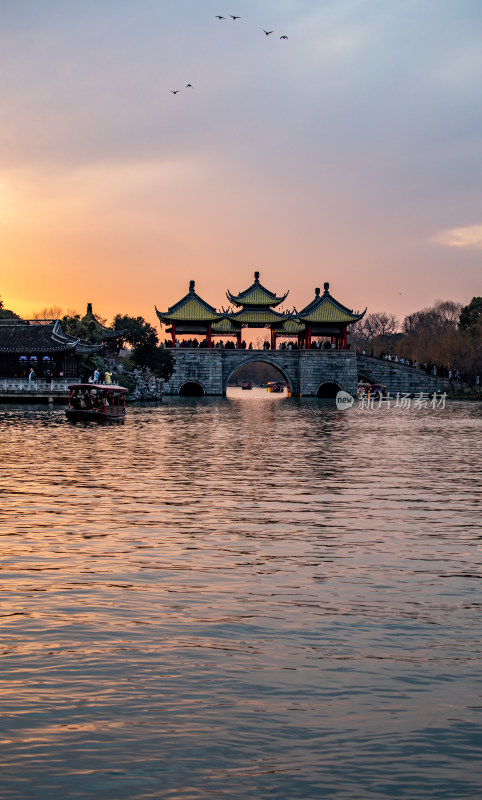 廋西湖五亭桥中式古桥与亭台楼阁黄昏景致