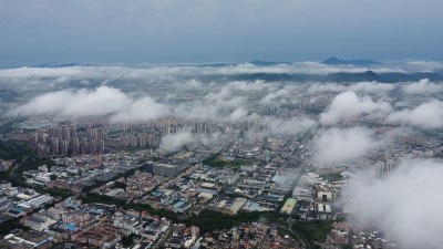 广东东莞：雨后清溪镇云雾缭绕宛如仙境