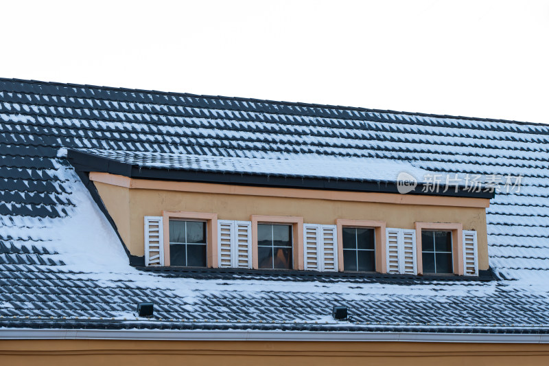 屋顶瓦面积雪天窗北欧