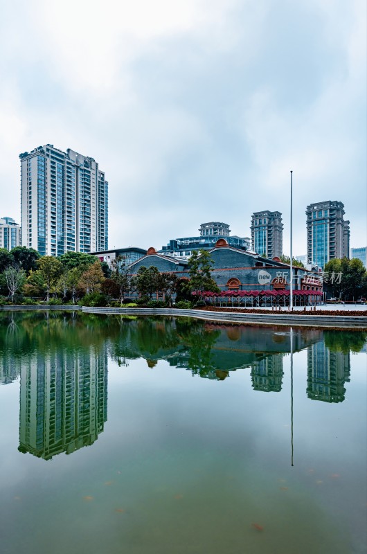 水边城市建筑与现代高楼景观