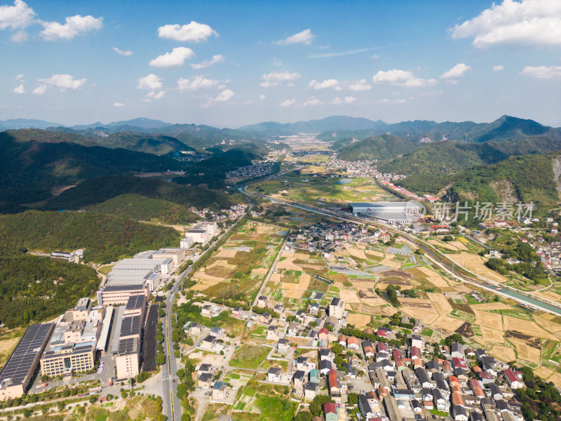 航拍蓝天白云下的青山河流稻田乡村风光