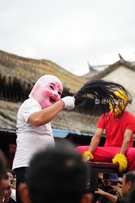 大理白族端午节身着民族服饰人们在户外表演