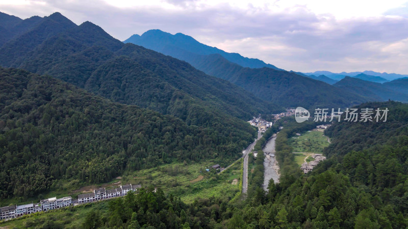 山川丘陵农乡村田园航拍图